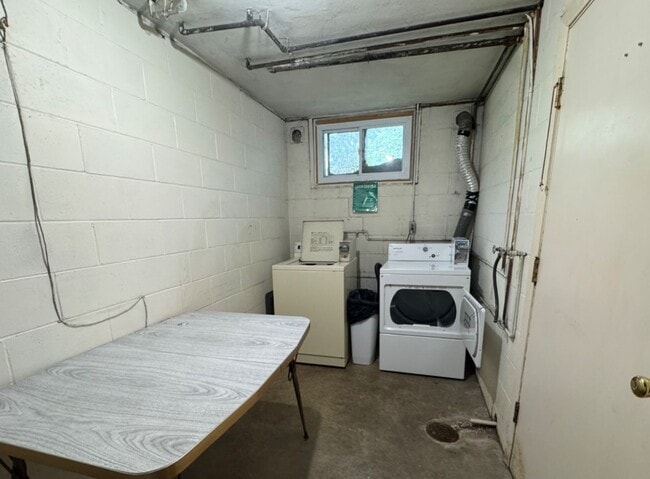 Building Photo - All Utilities Studio across from Kiwanis Park – $850