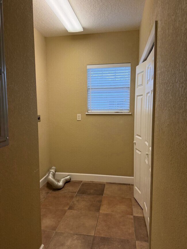 Building Photo - Single Family Home