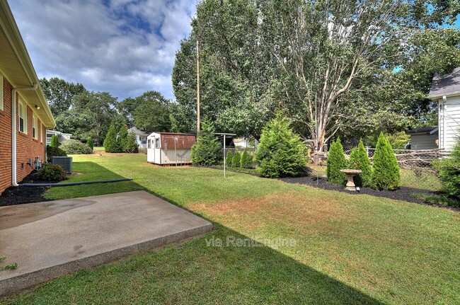 Building Photo - 301 Bannister St