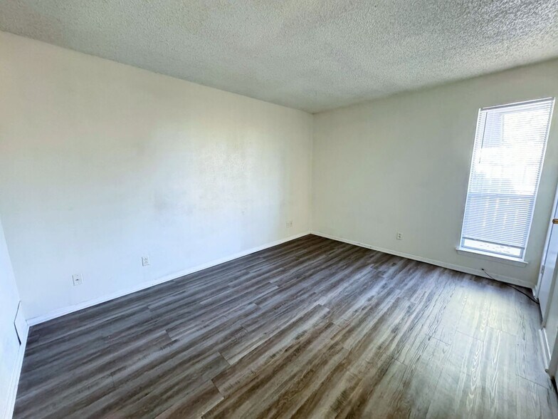 Building Photo - 1301 Willow Springs Rd