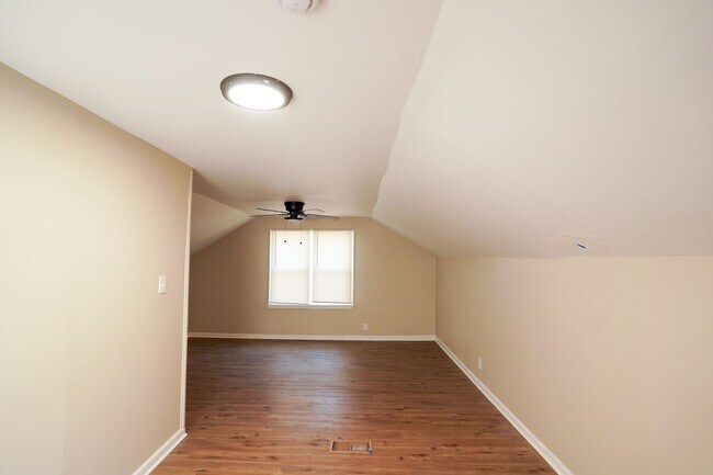 Building Photo - Renovated 3-Bedroom Home - We Welcome Sect...