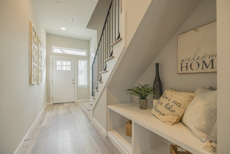 Building Photo - 3405 Redbud Ln
