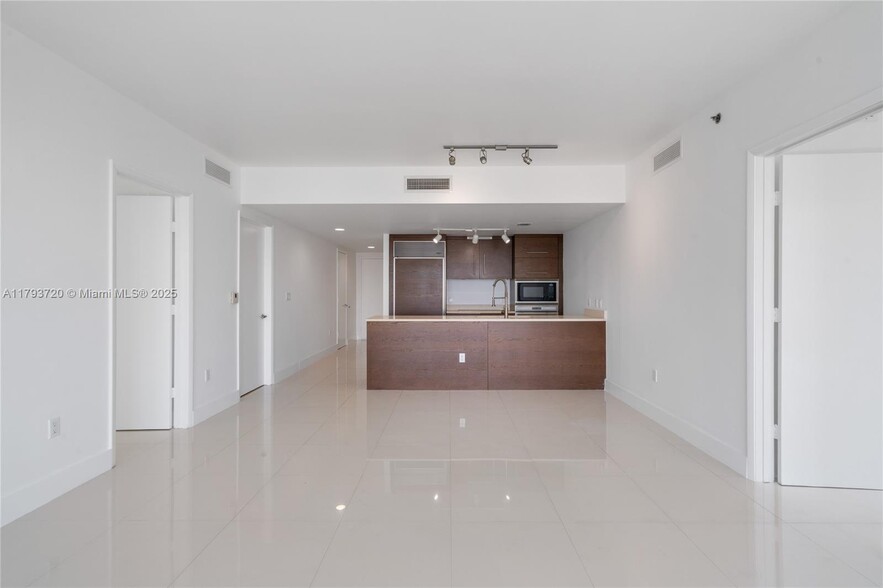 Building Photo - 475 Brickell Ave