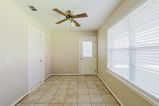 Building Photo - 5210 De Lange Ln
