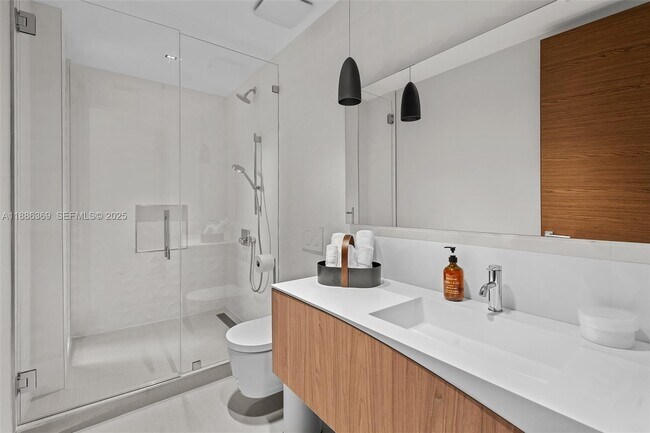 Building Photo - 3306 NE 16th St