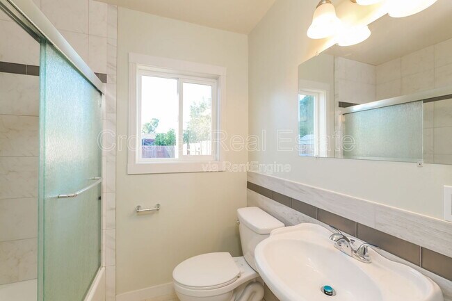 Building Photo - 365 W 12th St