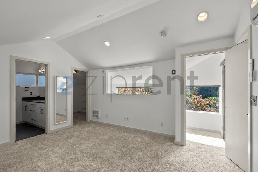Building Photo - Unit