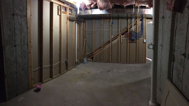 Building Photo - Spacious Home w 2 attached 2 car garage