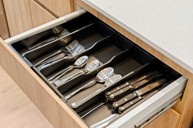 Building Photo - 6044 N Winthrop Ave