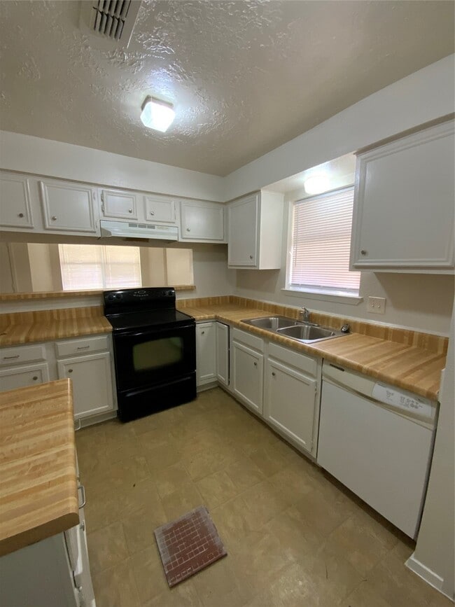 Building Photo - 1366 Stevenage Ln