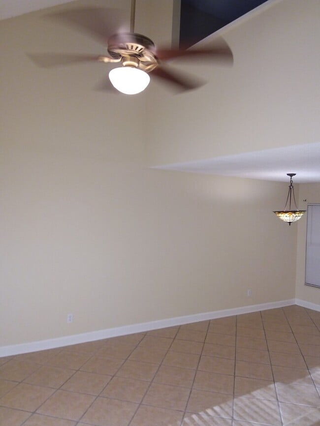 Building Photo - 2 Bedroom 2 Bathroom End Unit Townhome Close to NAS