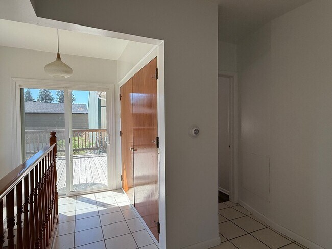 Building Photo - 5 Bedroom Home Available In Spokane Valley!