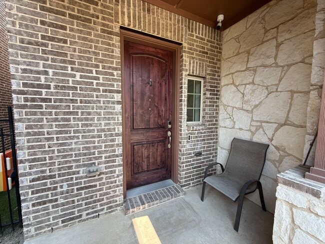 Building Photo - 620 Courtyard Ln