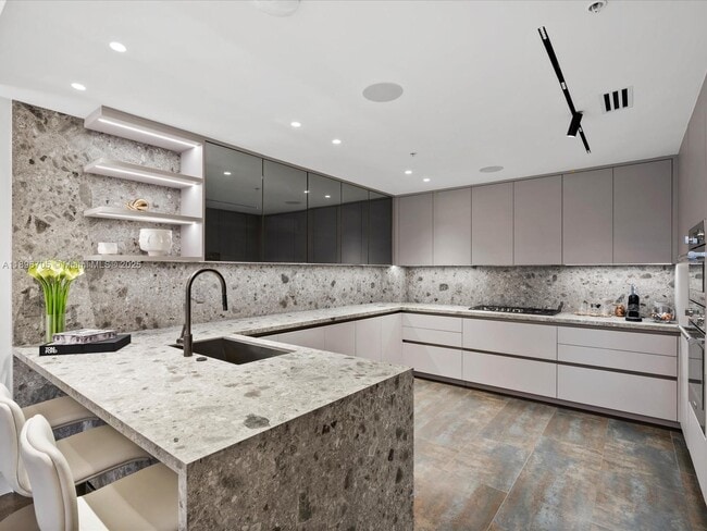 Building Photo - 3501 N Ocean Dr