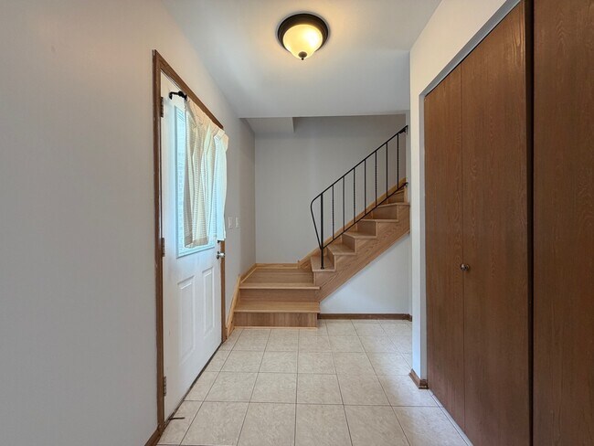 Building Photo - 1724 Hall Pl
