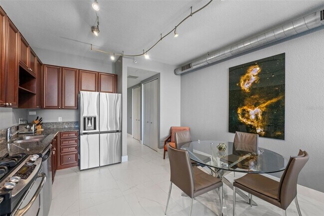 Building Photo - 150 E Robinson St