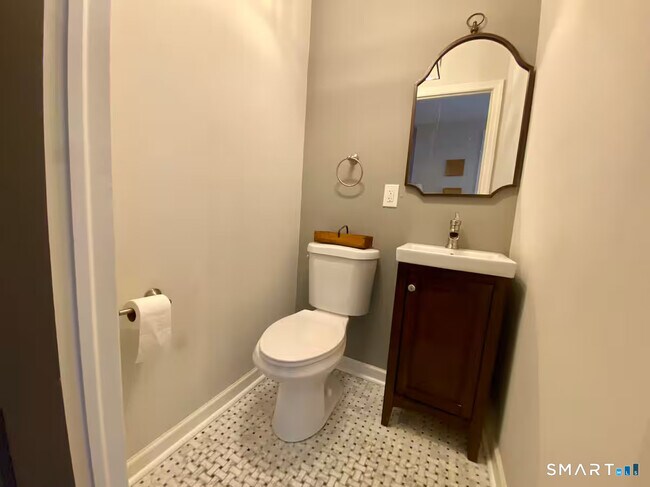 Building Photo - 27 Quintard Ave