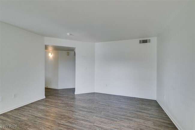 Building Photo - 698 S Racetrack Rd