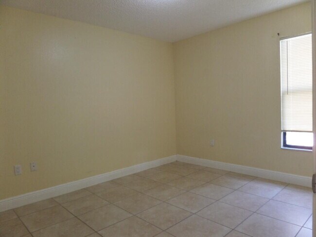 Building Photo - 1524 Lake Crystal Dr