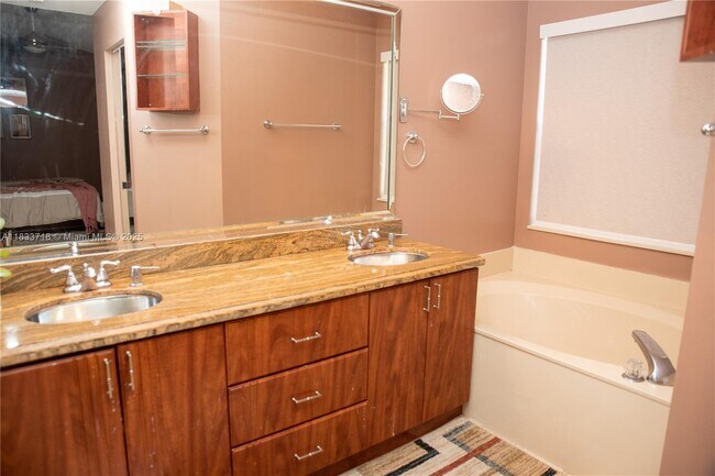 Building Photo - 216 E Bayridge Dr