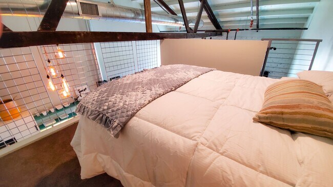 Building Photo - 1020 E 6th St