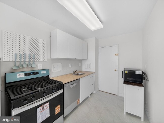 Building Photo - 6621 Wakefield Dr