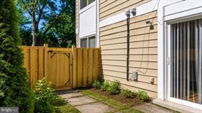 Building Photo - RENOVATED TOWNHOUSE WITH 3 BEDROOMS AND 1.5 BATHS, FENCED BACKYARD