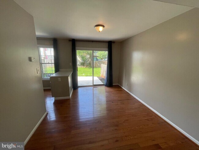 Building Photo - 10075 Maple Leaf Dr