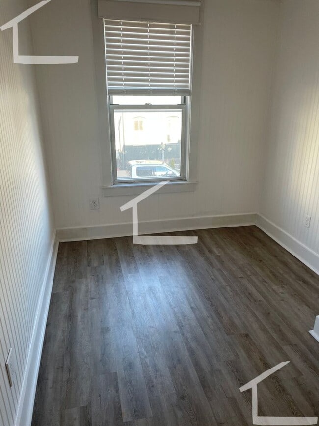 Building Photo - 9/1 Renovated 4BR/1.5BA w/laundry in unit, AC, near Castle Is!