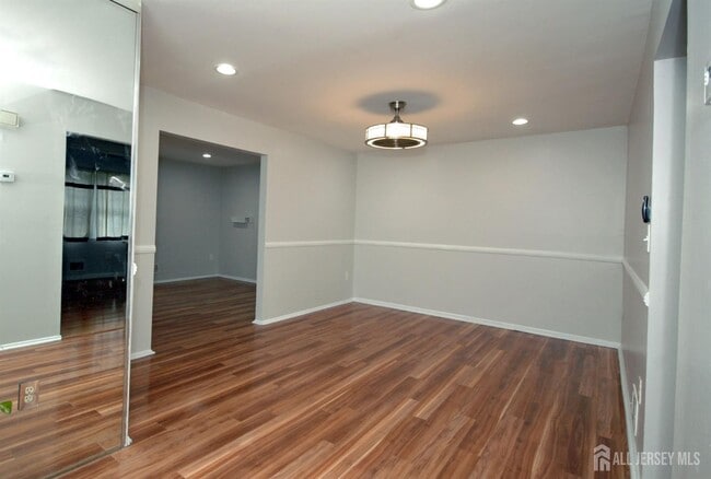 Building Photo - 4 White Oaks Dr