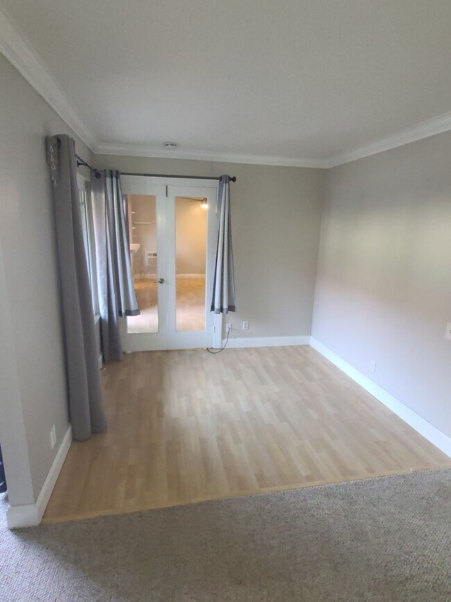 Building Photo - Spacious and Comfortable - Large 1Bd/1Ba - Lots of Natural Light - Private Patio w/ Sun Screens