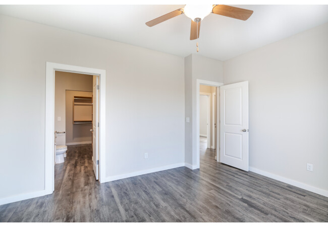 Building Photo - 596 E Martens Ct