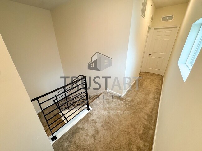 Building Photo - 1327 S 27th St