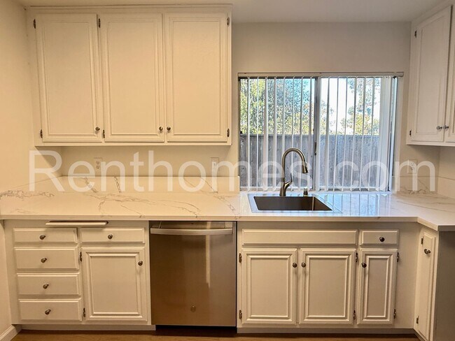 Building Photo - 9628-32 Caminito Del Feliz, Spacious Townhome in Great Community Close to UCSD!