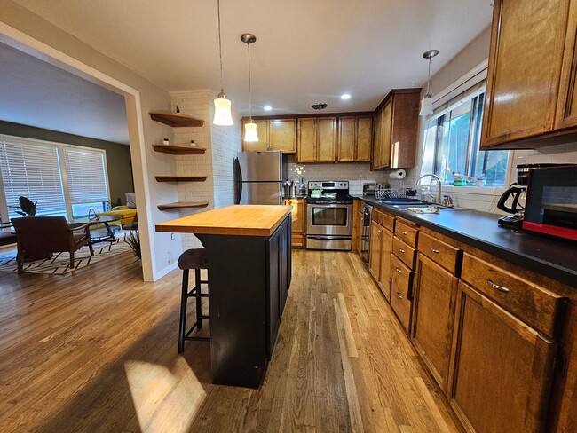 Building Photo - Fully Furnished Mid Century Charmer- month to month/midterm/short term, 3 bedrooms, highly desira...