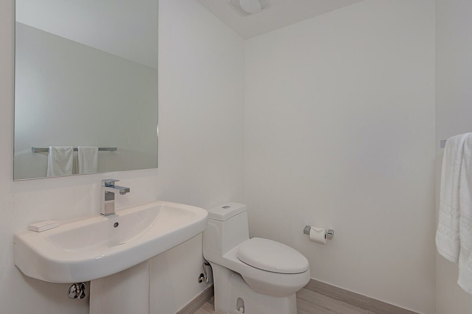 Building Photo - 4010 S Ocean Dr