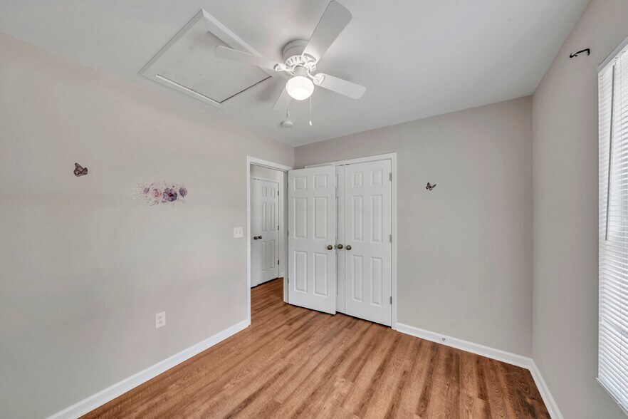 Building Photo - 160 Oak Dr