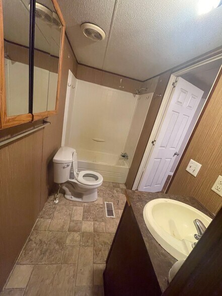 Building Photo - 574 Peach Orchard Rd