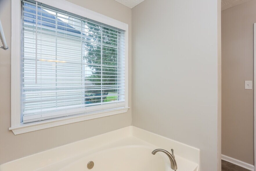 Building Photo - 8079 Clearview Cir