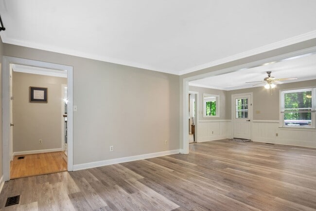Building Photo - Beautifully Refreshed 4 Bedroom 3 Bath Col...