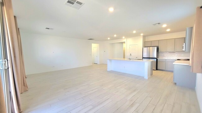 Building Photo - 5991 E Trevano Ave