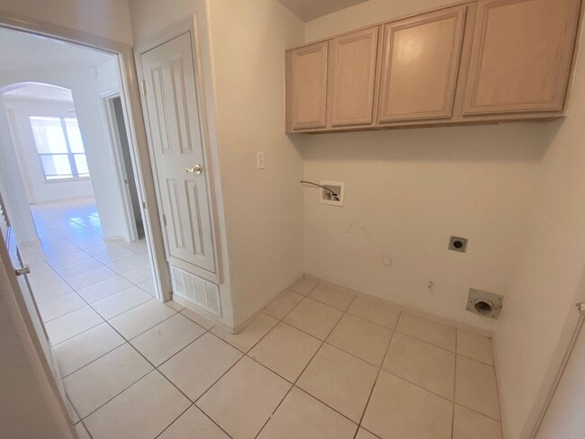 Building Photo - West El Paso LARGE 4bed/3.5bath 3 Car Garage Home-VIEWS!