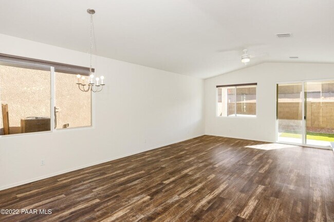 Building Photo - 1385 Warbler Wy