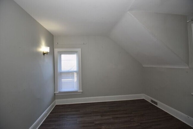 Building Photo - Near Downtown South Bend 3 bedroom home
