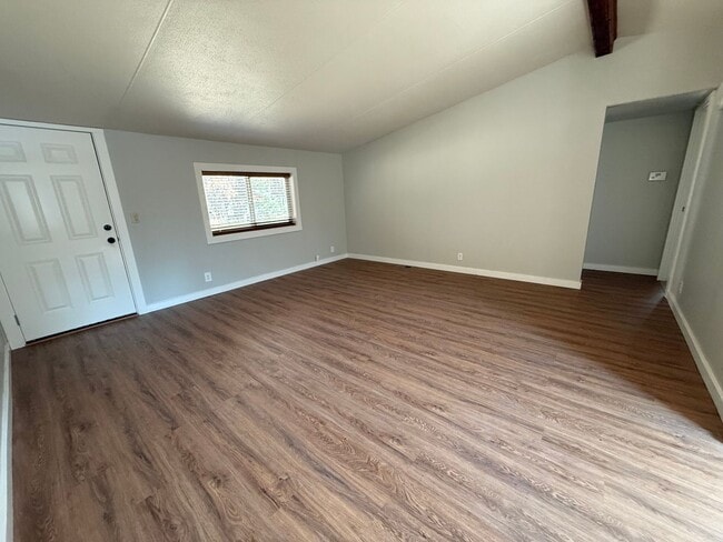 Building Photo - Newly Remodeled 3 Bedroom Home