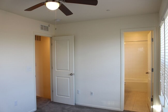 Building Photo - Move-In Ready Townhome with Open Space Vie...