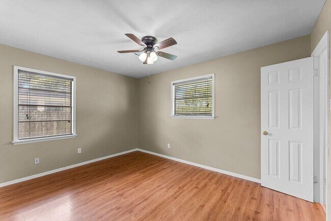 Building Photo - 807 Temple Dr