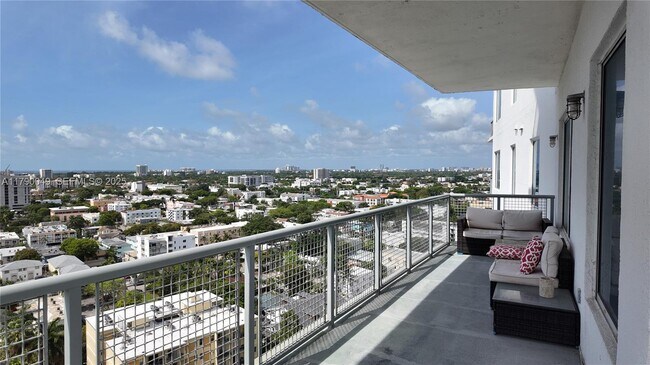 Building Photo - 10 SW South River Dr