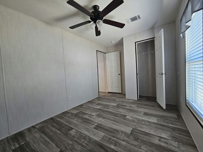 Building Photo - 447 Suwanee Dr