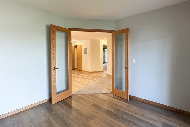 Building Photo - Quaint, Updated 1 Plus Den Condo in Bloomi...